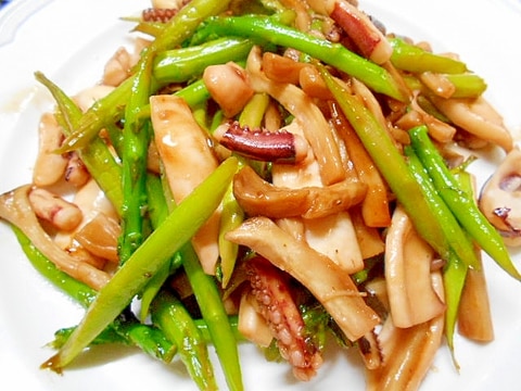 イカとエリンギとグリーンアスパラ炒め